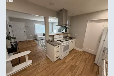 9036 SE Washington St, Portland, OR 97216 - Photo 8