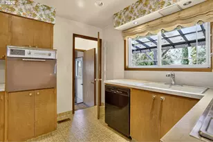 321 NE 108th Pl, Portland, OR 97220 - Photo 16
