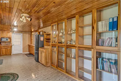32253 Deberry Rd, Creswell, OR 97426 - Photo 12