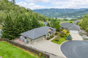 1695 NE Ruby Ct, Roseburg, OR 97470 - Photo 2