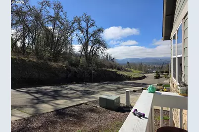 1660 NE Alameda Ave, Roseburg, OR 97470 - Photo 6
