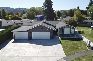 2419 Hickory Ave, Longview, WA 98632 - Photo 2