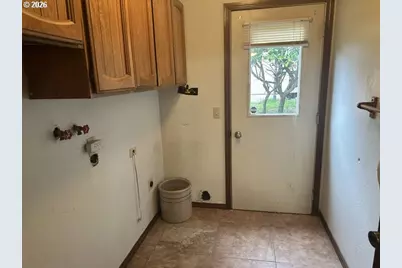 1646 Oak St, North Bend, OR 97459 - Photo 8