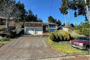 1646 Oak St, North Bend, OR 97459 - Photo 2