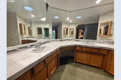 2462 Senate Way, Medford, OR 97504 - Photo 20