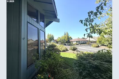 2462 Senate Way, Medford, OR 97504 - Photo 8