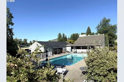 2462 Senate Way, Medford, OR 97504 - Photo 4