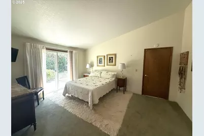 2462 Senate Way, Medford, OR 97504 - Photo 12