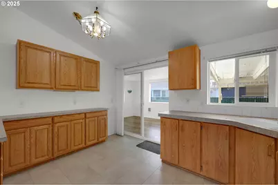 5276 Olympic Cir, Eugene, OR 97402 - Photo 14