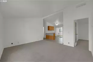 5276 Olympic Cir, Eugene, OR 97402 - Photo 10