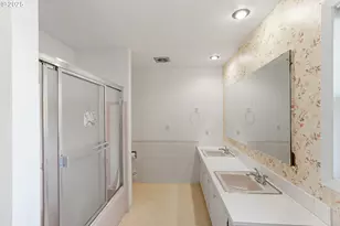 842 NW Kingwood Dr, Salem, OR 97304 - Photo 18