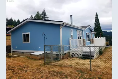 661 D St, Elkton, OR 97436 - Photo 4