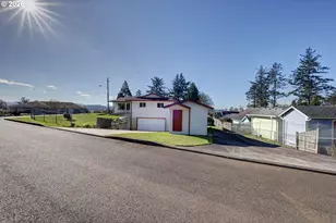 395 Cumberland St, Astoria, OR 97103 - Photo 8