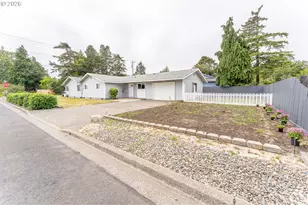 2025 Pine St, Florence, OR 97439 - Photo 4