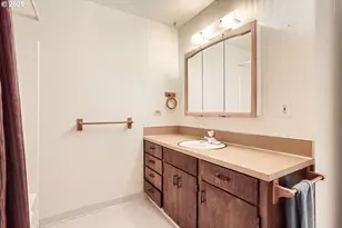 220 NE Village Squire Ave, Gresham, OR 97030 - Photo 20