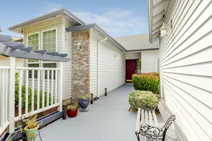 15804 NE Russell St, Portland, OR 97230 - Photo 2