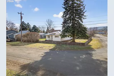 204 Lake Ave, La Grande, OR 97850 - Photo 2