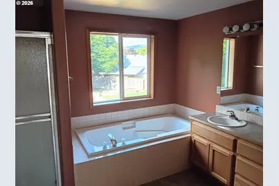 300 NW 12th St, Battle Ground, WA 98604 - Photo 8