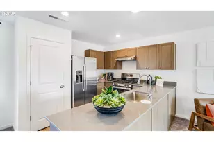 5726 Bainbridge Rd, Eugene, OR 97402 - Photo 6