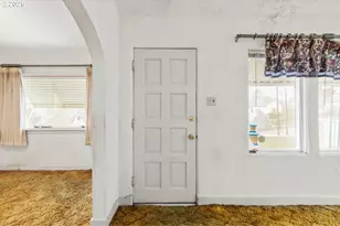 241 Hillside Ave, Klamath Falls, OR 97601 - Photo 2