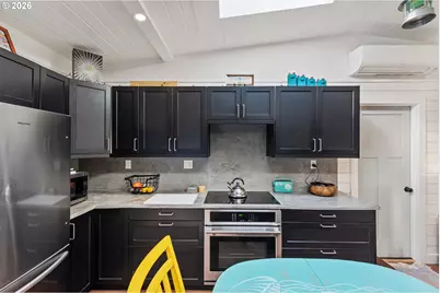 2730 33rd St, Coos Bay, OR 97420 - Photo 8