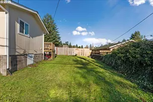 1390 Pennsylvania Ave, Coos Bay, OR 97420 - Photo 28