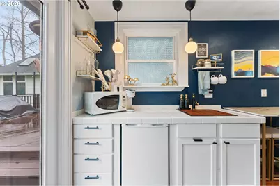 1054 NE Faloma Rd, Portland, OR 97211 - Photo 16