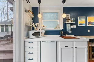 1054 NE Faloma Rd, Portland, OR 97211 - Photo 16