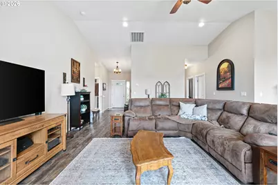 962 S 66th Pl, Springfield, OR 97478 - Photo 6