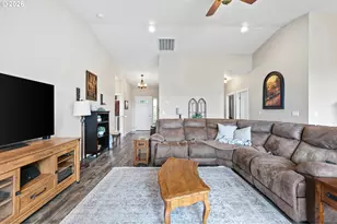 962 S 66th Pl, Springfield, OR 97478 - Photo 8