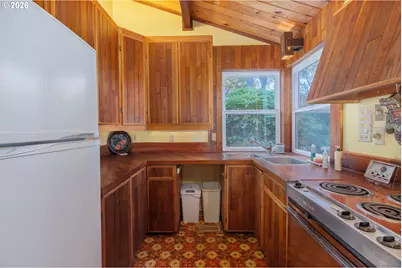 330 El Rotundo Ave, Lincoln City, OR 97367 - Photo 12