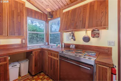 330 El Rotundo Ave, Lincoln City, OR 97367 - Photo 12
