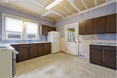 826 E 15th St, The Dalles, OR 97058 - Photo 6