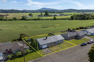 1207 9th St, Tillamook, OR 97141 - Photo 2
