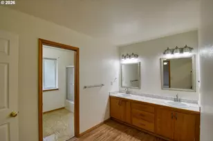 15315 SE Ogden Dr, Portland, OR 97236 - Photo 18