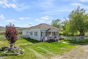 710 School St, Haines, OR 97833 - Photo 2
