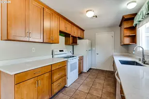 875 W 18th Ave, Eugene, OR 97402 - Photo 14