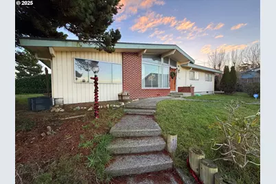 1900 Grant St, North Bend, OR 97459 - Photo 2