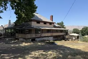 615 E 10th St, The Dalles, OR 97058 - Photo 2