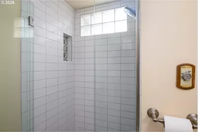 347 W Riverside Dr, Roseburg, OR 97470 - Photo 22