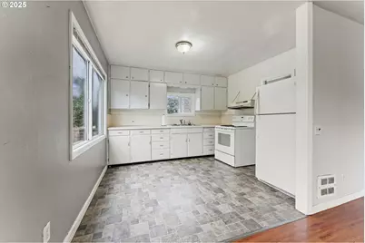 2665 35th St, Coos Bay, OR 97420 - Photo 8