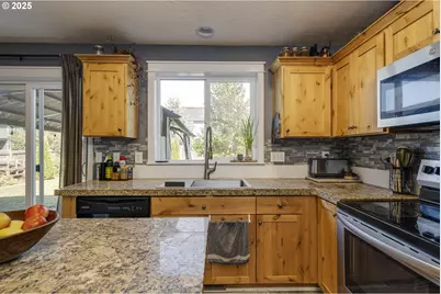 1026 E 15th St, Lafayette, OR 97127 - Photo 12