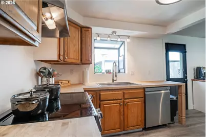 2021 Cedar Ave, Reedsport, OR 97467 - Photo 10