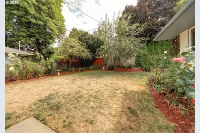 10608 NE Tillamook St, Portland, OR 97220 - Photo 16