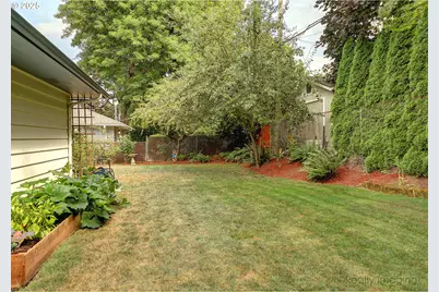 10608 NE Tillamook St, Portland, OR 97220 - Photo 18
