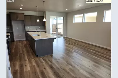 712 Magnolia Ave, Woodburn, OR 97071 - Photo 2