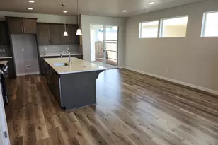 712 Magnolia Ave, Woodburn, OR 97071 - Photo 2
