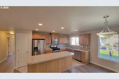 1570 W Basil St, Roseburg, OR 97471 - Photo 8