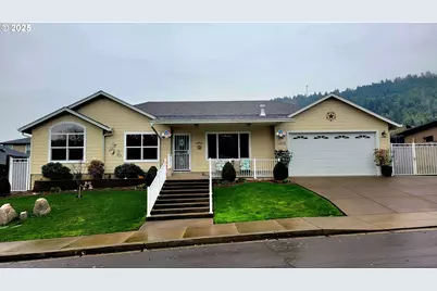 1570 W Basil St, Roseburg, OR 97471 - Photo 2