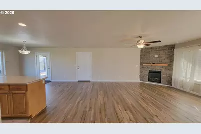 1570 W Basil St, Roseburg, OR 97471 - Photo 14